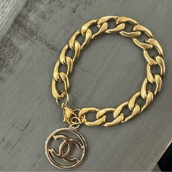 Authentic Chanel CC Logo Pendant w/ an unbranded Gold tone link chain bracelet - Picture 8 of 14